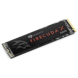 SSD Seagate FireCuda X1070 M.2, λοξή εικόνα της οικογένειας προϊόντων από τον κατασκευαστή· δεν προσδιορίζεται χωρητικότητα.