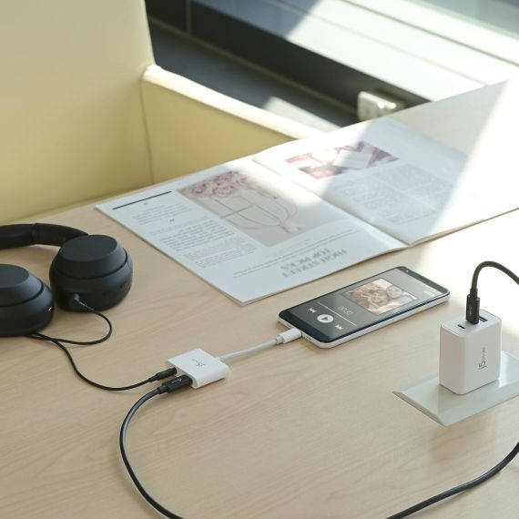 j5create JCA122 - USB-C to headphone jack / charging a | JCA122-N